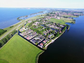 Bungalows im Park De Groote Vliet am Wasser