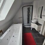 Bad mit Whirlpoolwanne OG