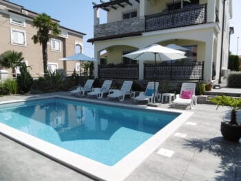 Villa Luka Apartments mit Pool