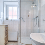 Badezimmer mit Dusche und WC