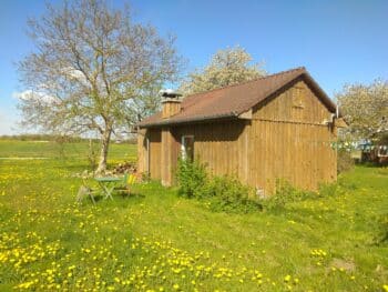 Schönes Haus am See auf der grünen Wiese