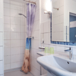 Badezimmer mit Dusche und WC