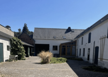 Vierseitenhof mit Pool