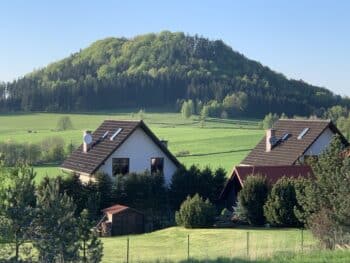 Sonniger Hügel im Riesengebirge in Naturlage